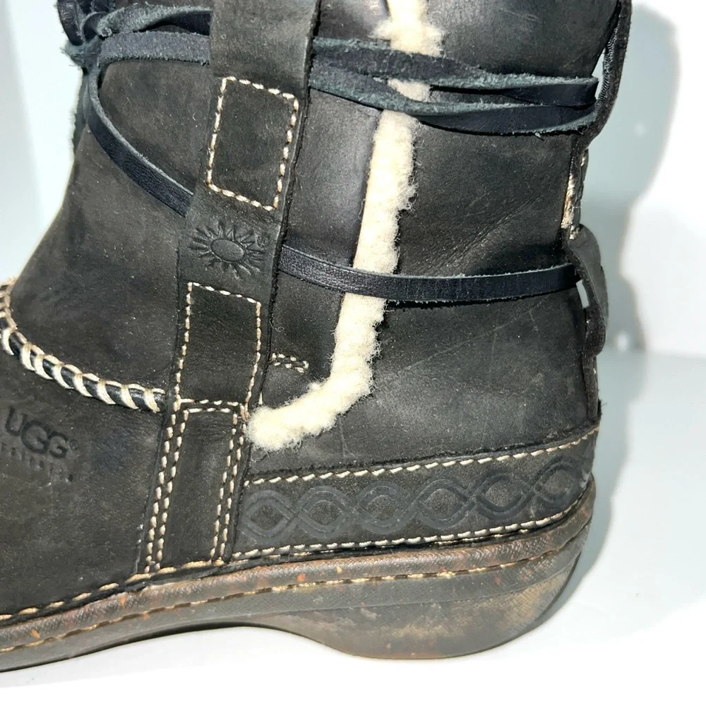 UGG Australia Cove‎ Ankle Boots Black Leather Suede Sheepskin Wrapped Lace Sz 7